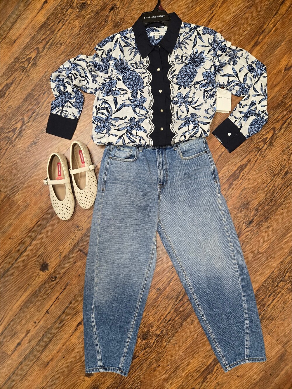 Free Assembly pineapple shirt nwt xs,s,m,l gorgeous blue white long sleeve prep